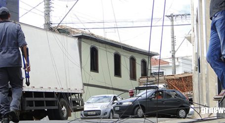 Caminhão arrebenta rede de fibra ótica e fio provoca lesão no pescoço de motociclista