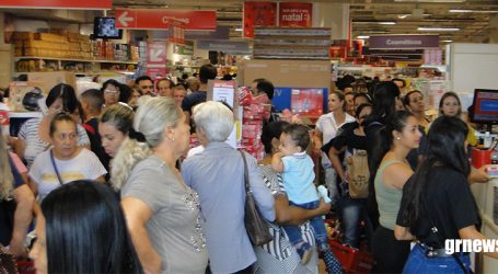 Black Friday lota lojas e consumidores paraminenses passam horas na fila para comprar produtos mais baratos