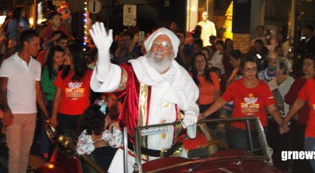 Natal de Luz e Sonhos: chegada do Papai Noel emociona e encanta multidão em Pará de Minas. Veja imagens
