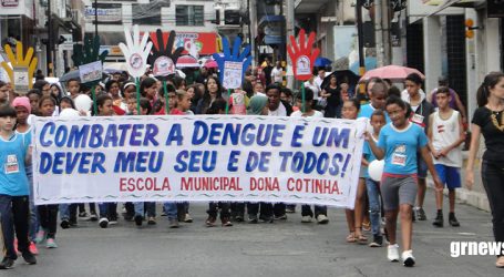 Mobilização no Centro de Pará de Minas conscientiza população sobre combate a Dengue