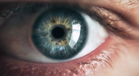 Médicos alertam para os riscos de cirurgia de mudança da cor dos olhos