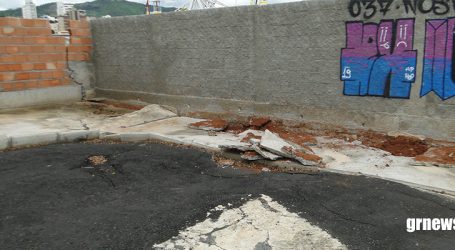 Chuva causa mais danos em Pará de Minas; muro construído há pouco tempo na rua Itapecerica cede e trinca