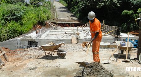 Tempo chuvoso não atrapalha e construção de ponte na Cardeal Hugolino segue em ritmo acelerado