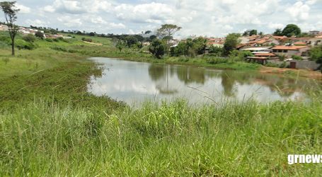 Obras de desassoreamento e construção de espaço de lazer em Lagoa do bairro Eldorado continuam paradas