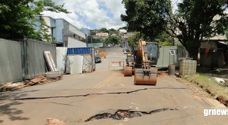 Trabalhadores instalam canteiro de obras para construção de ponte na rua Dr. Celso Charuri