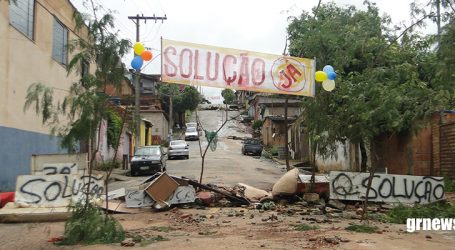 Moradores interditam rua no Padre Libério, protestam na porta da prefeitura e prefeito promete solução já