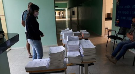 Estudantes da rede municipal de Igaratinga recebem apostilas para manter rotina de estudos em casa