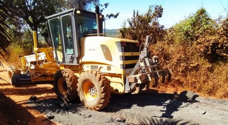 Estrada de acesso às Chácaras Barro Preto recebe raspas de asfalto, sinalização e quebra-molas