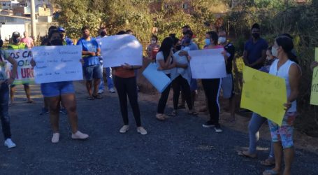 Cansados de conviver com poeira ou lama, moradores do bairro União reclamam de descaso e protestam