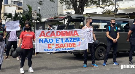 Profissionais indignados protestam no Centro de Pará de Minas contra o fechamento de academias