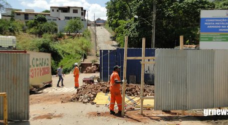 Começa a construção de ponte na Rua Cardeal Hugolino; moradores reivindicaram a obra por quase um ano