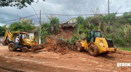 Rompimento de tubulações causa deslizamento de terra e interdita trânsito na Mello Cançado