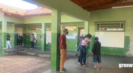 Covid-19 não impede idosos de votar em Pará de Minas; na Professor Wilson de Melo poucas filas e votação rápida