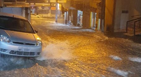 Chuva forte causa alagamentos em Pará de Minas; Defesa Civil interdita casas e galpão desabou