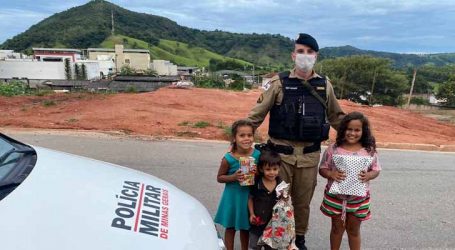 Militares entregam presentes atendendo pedidos de cartinhas de Natal de crianças de Igaratinga