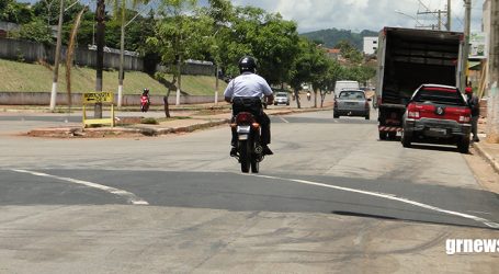 Vereador questiona projeto da Presidente Vargas, faixas elevadas e cobra asfaltamento de ruas; prefeito responde