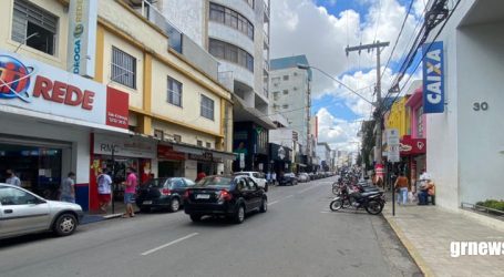 Terça-feira atípica de Carnaval nas ruas de Pará de Minas com lojas abertas e pouco movimento