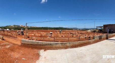 Obras do CMEI do Jardim das Oliveiras continuam e trabalhadores iniciam etapa de alvenaria