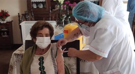 Idosa de 92 anos é a primeira imunizada em nova fase da campanha de vacinação em Pará de Minas