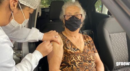 Idosos de 89 anos começam a ser vacinados em Pará de Minas no formato drive-thru