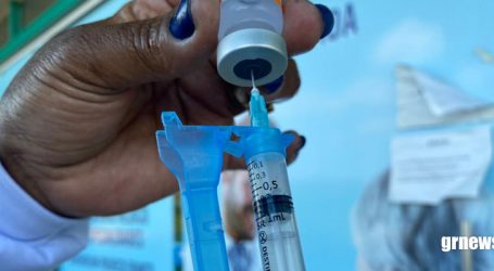 Idosos de 65 anos são imunizados em Pará de Minas e Saúde orienta sobre a segunda dose da vacina