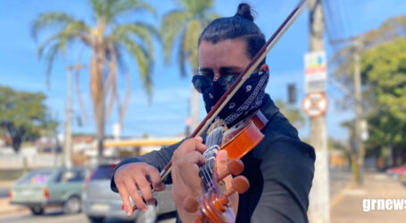 Músico pitanguiense emociona o público tocando violino nos semáforos de Pará de Minas