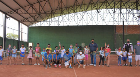 Crianças atendidas pelos PROMAF’s aprendem a jogar tênis no projeto Match Point