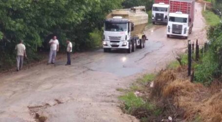 Moradores reclamam de precariedade da estrada de Meireles e que empresa realiza trabalho que é obrigação da prefeitura