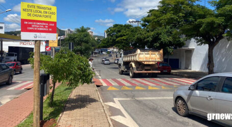 Prefeitura instala placas de advertência em locais de alagamentos e orienta sobre descarte correto de lixo