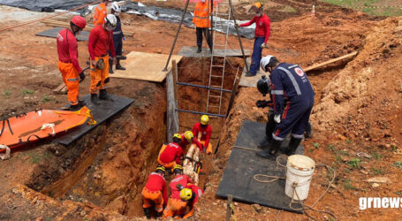 Equipes dos Bombeiros, PM, SAMU e Anjos do Asfalto participam de simulado de desabamento de terra