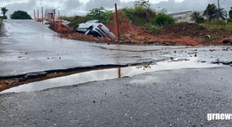 Picape cai em vala na região central de Pará de Minas após motorista desviar de buracos na rua