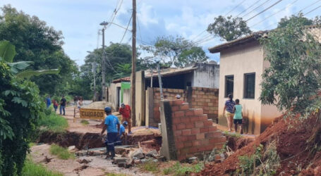 Secretaria de Obras trabalha em ações emergenciais em rua do Grão-Pará e estradas rurais