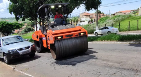 Equipes da Secretaria de Obras atuam em operação tapa-buracos e na recuperação de estradas rurais