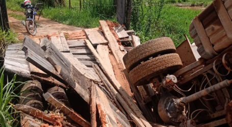 Caminhão tomba em Trindade após fortes chuvas e Prefeitura monitora 13 pontes nas estradas rurais