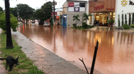 Chuva intensa volta a causar transtornos alagando ruas e avenidas em Pará de Minas