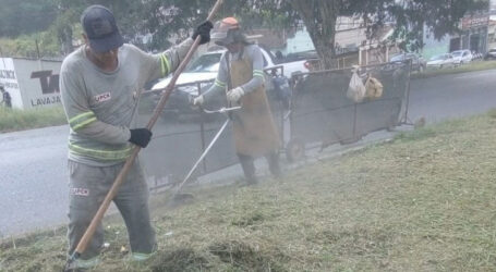 Equipe da Secretaria de Obras e Infraestrutura intensifica capina nas ruas de Pará de Minas