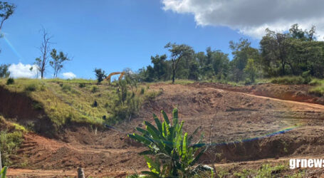 Máquinas pesadas trabalham na serra onde está a imagem do Cristo Redentor em Pará de Minas; secretário explica