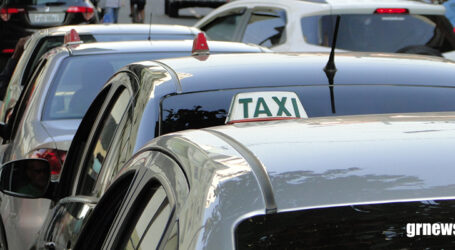 Taxistas cobram fiscalização em carros que transportam passageiros por aplicativo sobre embarque, desembarque e circulação com o letreiro “livre”  