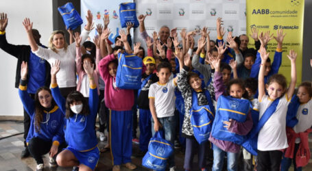 Crianças do projeto AABB Comunidade recebem kits com uniforme e materiais