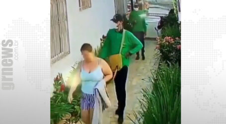 Vídeo de mulher rendida por criminosos que se passavam por agentes de combate à Dengue não é de Pará de Minas