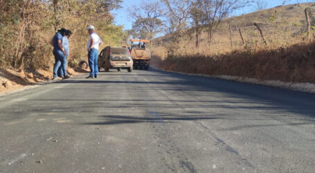 Equipes seguem trabalhando no asfaltamento da estrada que dá acesso ao bairro Gorduras