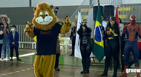 Festa na formatura de 300 crianças no Proerd com a presença de super-heróis e mascotes da Polícia Militar