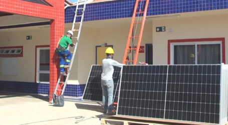 Engenheiros e técnicos instalam usina fotovoltaica no CMEI de Torneiros