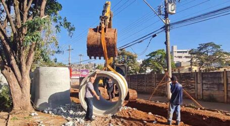 Prefeito vistoria obras que seguem em ritmo intenso para construir rede de drenagem pluvial na Ronaldo de Castro Alves