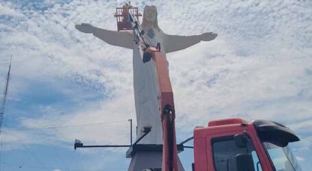 Monumento do Cristo Redentor em Pará de Minas é impermeabilizado para proteger a pintura e evitar danos à imagem