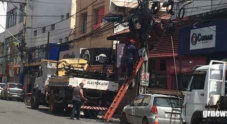 Equipes trabalham no feriado da Padroeira do Brasil para reparar danos em cabos incendiados na Benedito Valadares