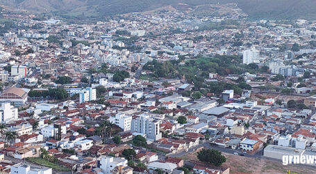 Lei que manda remover veículos abandonados nas ruas de Pará de Minas não é cumprida e vereador cobra ação da prefeitura