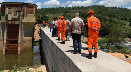 Corpo de Bombeiros e equipe multidisciplinar vistoriam obras para reforçar barragem da Usina do Carioca