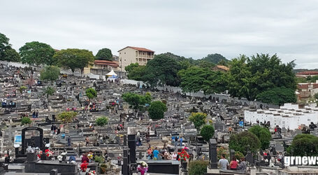 Multidão lota Cemitério Santo Antônio em Pará de Minas; mais de 20 mil pessoas devem passar por lá neste Dia de Finados