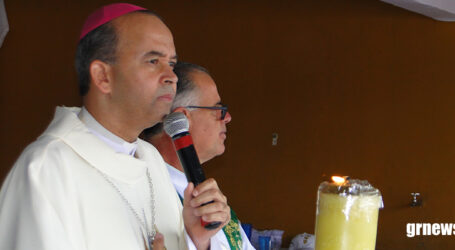 Arcebispo de Montes de Claros Dom José Carlos recebe do Papa Francisco uma insígnia que significa a imitação da paixão de Cristo